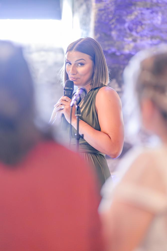 Témoin des mariées faisant un discours pendant la cérémonie et les regardant