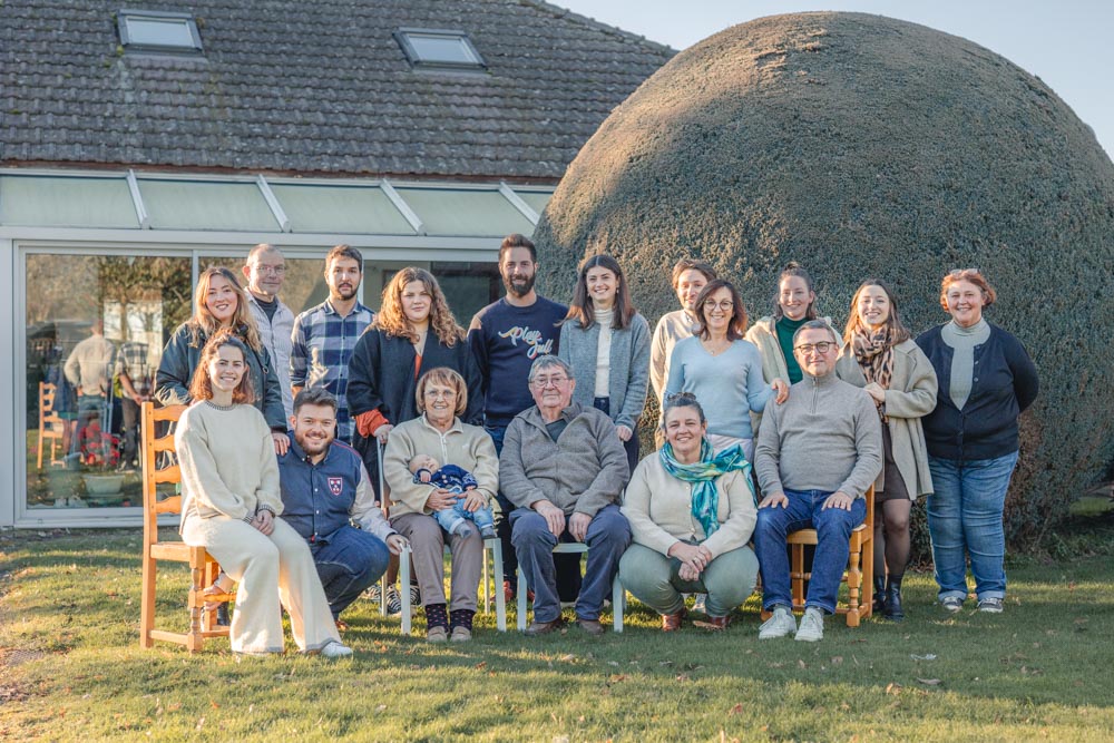 Famille nombreuse posant devant la maison des parents à l'occasion d'un évènement familial