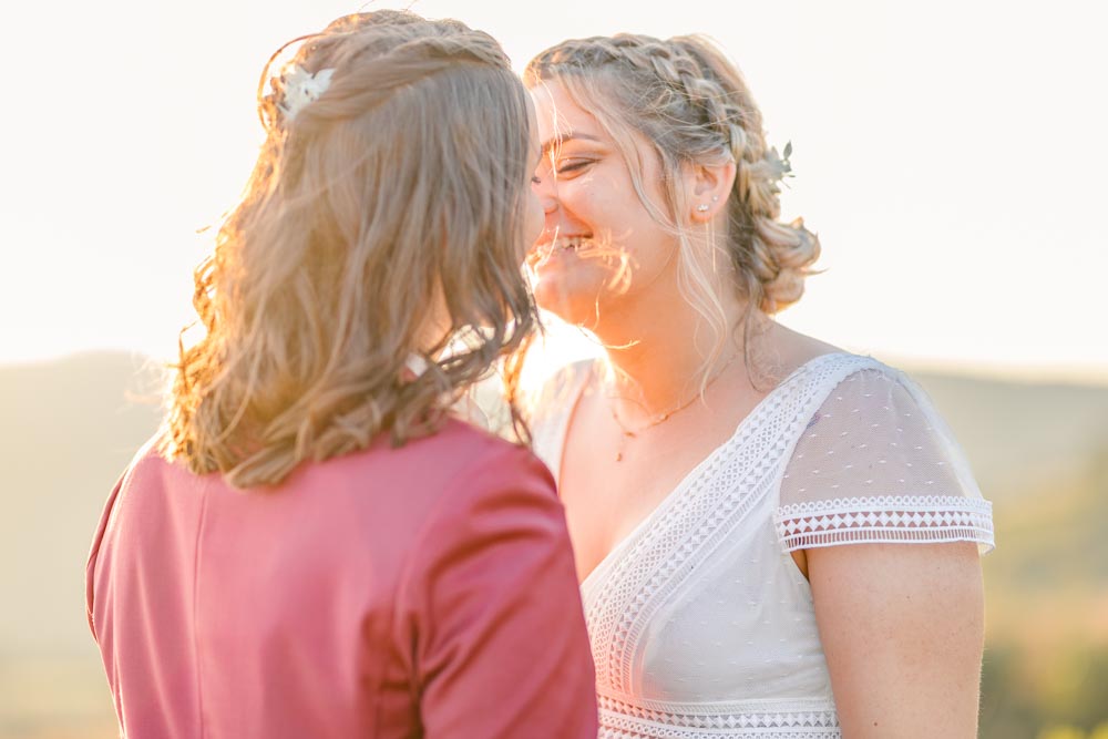 Portrait d'un couple souriant venant de se marier au milieu des vignes