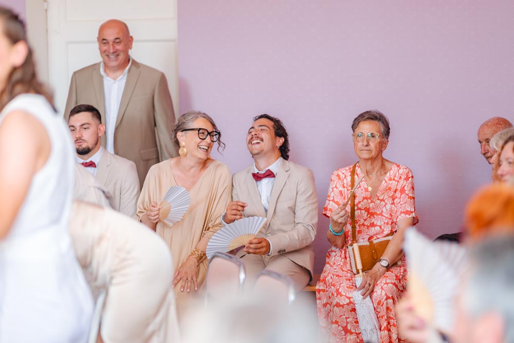 Famille riant en pleine cérémonie de mariage en mairie