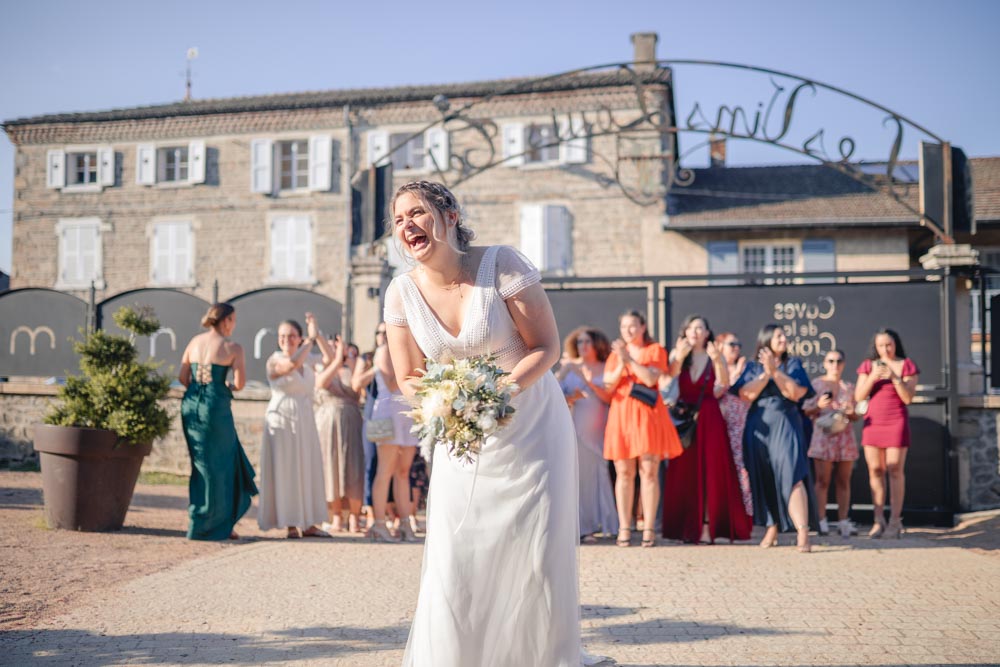 Mariée se préparant à lancer le bouquet éclatant de rire
