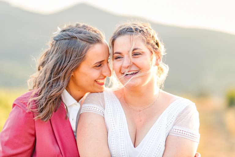 Portrait d'un couple souriant venant de se marier au milieu des vignes