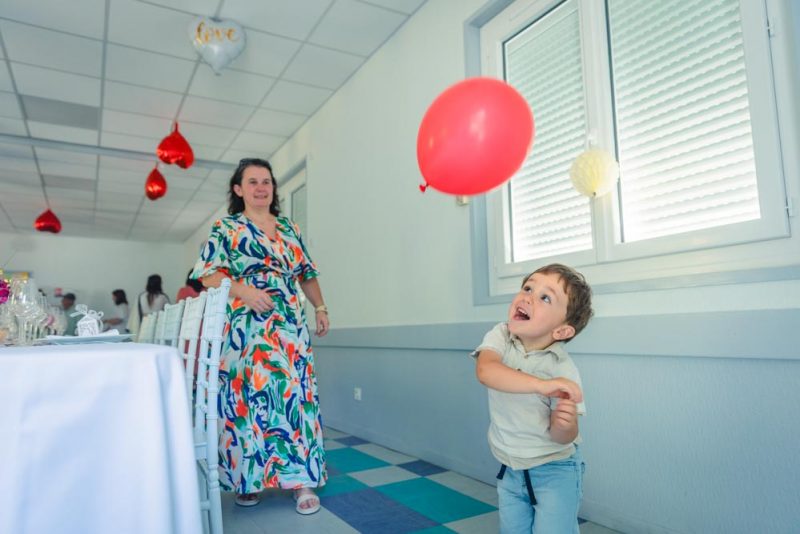 Enfant jouant avec sa maman au ballon gonflable au cours de la réception d'un mariage
