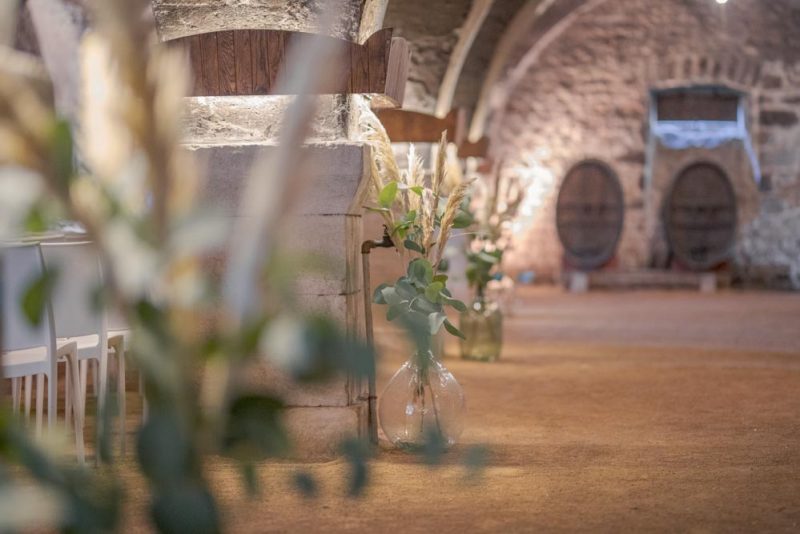 Décoration estivale d'un domaine en vue d'une cérémonie de mariage