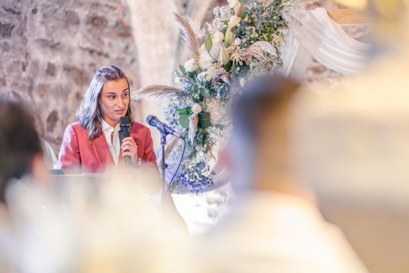 Mariée durant son discours vu à travers la foule des invités