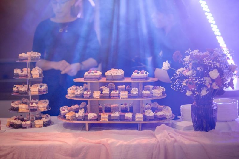 Plateau de desserts lors d'un mariage baignée par les lumières des spots