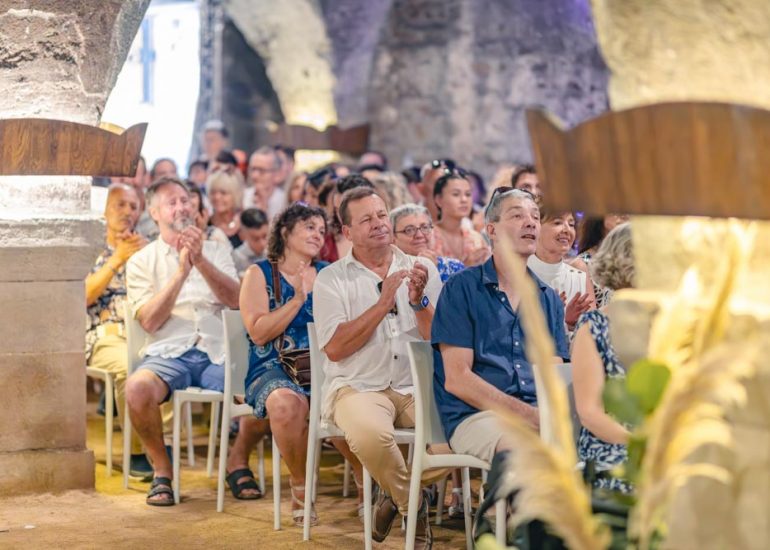 Invités durant une cérémonie qui applaudissent