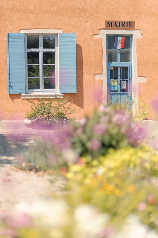 Parc fleuri devant une mairie