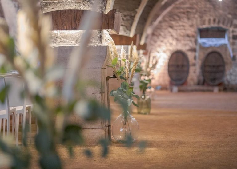 Décoration estivale d'un domaine en vue d'une cérémonie de mariage