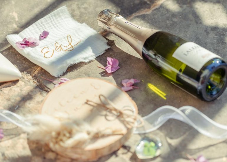 Photo de détail ou flatlays des alliances et d'objets personnels aux mariées