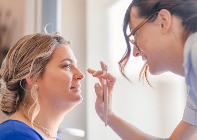 Retouches de maquillage de la mariée pendant les préparatifs