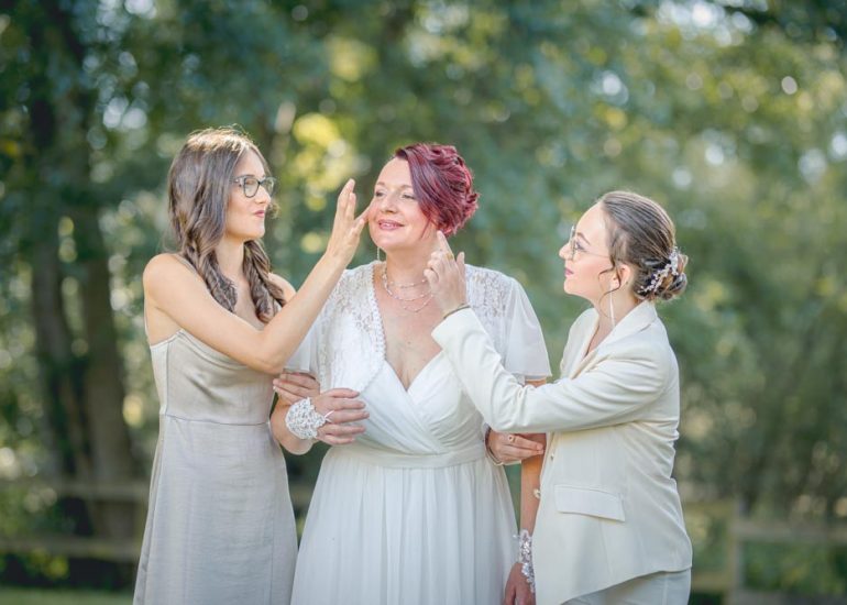 Mariée et ses enfants effaçant les traces de rouge à lèvres après l'avoir embrassée