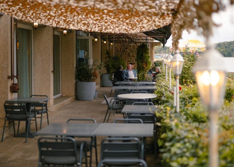 Terrasse d'un domaine accueillant un mariage à la tombée de la nuit
