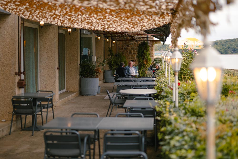 Terrasse d'un domaine accueillant un mariage à la tombée de la nuit