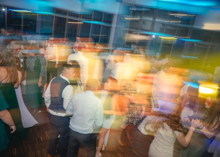 Photo du dancefloor baigné de lumière en technique de filé et flash