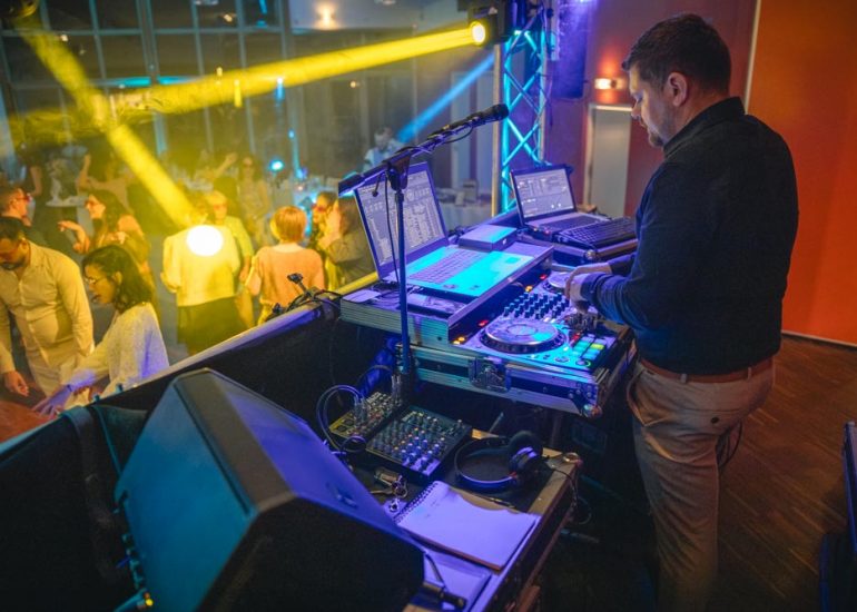 DJ surplombant le dancefloor