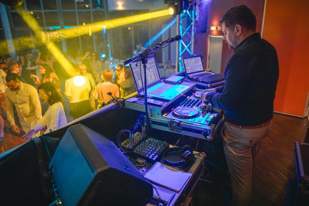 DJ surplombant le dancefloor