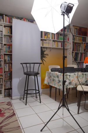 Studio mobile pour photo d'identité installé dans un salon à domicile